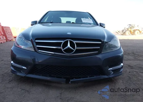 2012 Mercedes-Benz C 300 Sport 4Matic z USA, uszkodzony, nr VIN WDDGF8BB8CA648894